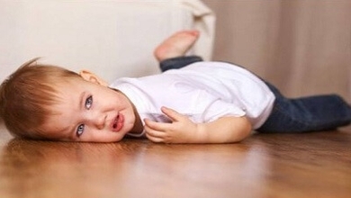 رضيعي سقط من سريره: ماذا أفعل؟