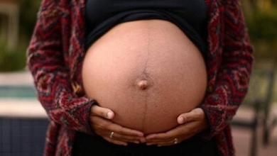 ما سبب ظهور خط داكن على بطن الحامل؟