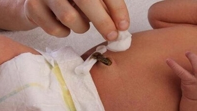 6 أخطاء شائعة تجنبيها خلال تنظيف سرة رضيعك