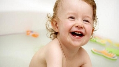 لهذه الأسباب تظهر أسنان رضيعك مبكراً