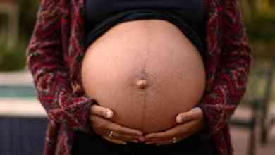 ما سبب ظهور خط داكن على بطن الحامل؟