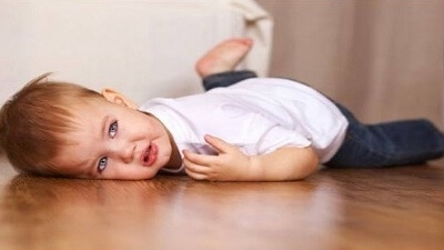 رضيعي سقط من سريره: ماذا أفعل؟